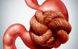 El estreñimiento es una incapacidad puntual para evacuar el contenido intestinal tras 10 minutos de esfuerzo, o la ausencia de deposiciones durante tres días o más. Se trata de un problema muy común por el que se consulta con mucha frecuencia al médico general, con una prevalencia entre el 2% y el 30% de la población, según estiman los expertos en gastroenterología. Es un problema particularmente frecuente en niños y ancianos, y en el resto de etapas es claramente más habitual en mujeres, incluidas las embarazadas. Antes de iniciar cualquier tratamiento farmacológico, es recomendable adoptar una serie de medidas no farmacológicas, encaminadas a solucionar el problema de estreñimiento y prevenir futuros episodios. Los laxantes son siempre de uso puntual, una vez descartado que el origen del estreñimiento esté asociado a alguna patología grave. Además, no es conveniente que se usen más de siete días consecutivos en el caso de los laxantes naturales, pues pueden ocasionar diarrea, además de que el empleo constante de laxantes provoca una habituación a nivel intestinal, que a la larga ocasiona un problema muy superior de estreñimiento al que se pretendía corregir inicialmente. Los efectos secundarios de los tratamientos farmacológicos más frecuentemente prescritos tales como dependencia, sequedad intestinal acompañada de sangrado en heces, hinchazón y dolor abdominal, náuseas, vómitos, y flatulencias, entre otros, hace que cada vez con mayor frecuencia, los pacientes afectados recurran a la acupuntura para el tratamiento del estreñimiento, que ha demostrado en numerosas ocasiones su eficacia de manera segura y en ausencia de efectos secundarios. El presente artículo, publicado en Evidence-Based and Complementary and Alternative Medicine, está basado en un metaanálisis de ensayos clínicos con el objetivo de evaluar la eficacia del tratamiento del estreñimiento con acupuntura.