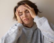 Mujer de vista frontal lidiando con la ansiedad