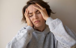 Mujer de vista frontal lidiando con la ansiedad