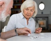 Personas mayores que enfrentan la enfermedad de alzheimer