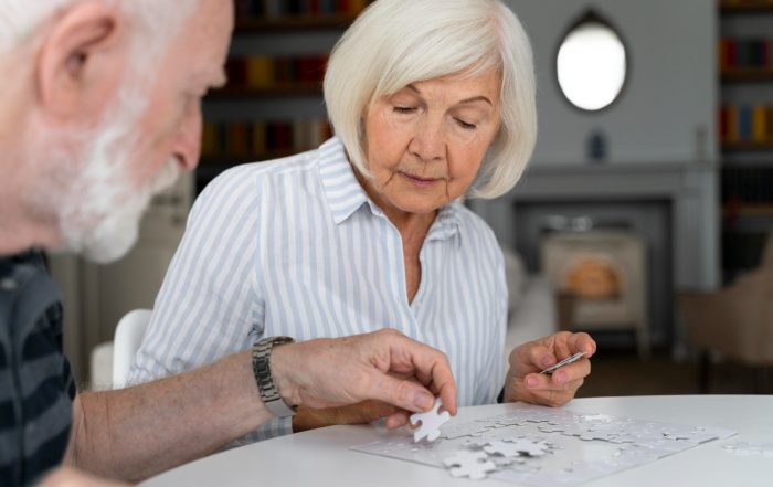 Personas mayores que enfrentan la enfermedad de alzheimer