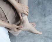 Efectividad comparativa de la acupuntura frente a las modalidades no quirúrgicas para el tratamiento de la fascitis plantar: un metaanálisis en red.